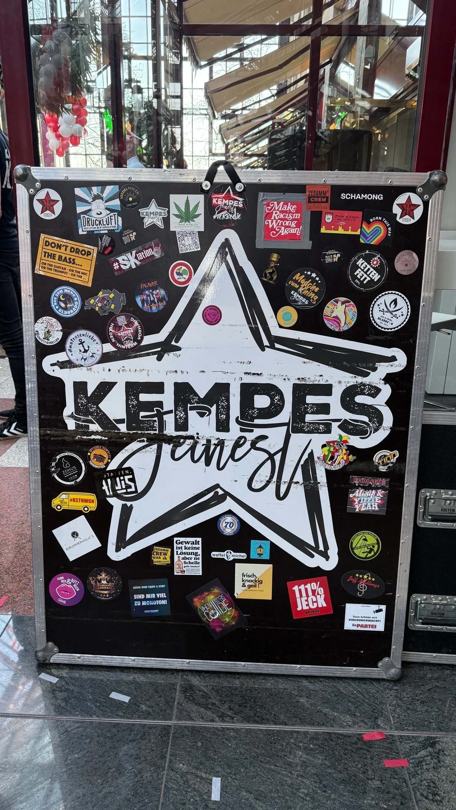 Flightcase von Kempes Feinest mit Sternlogo und Stickern in der Passage des Maritim