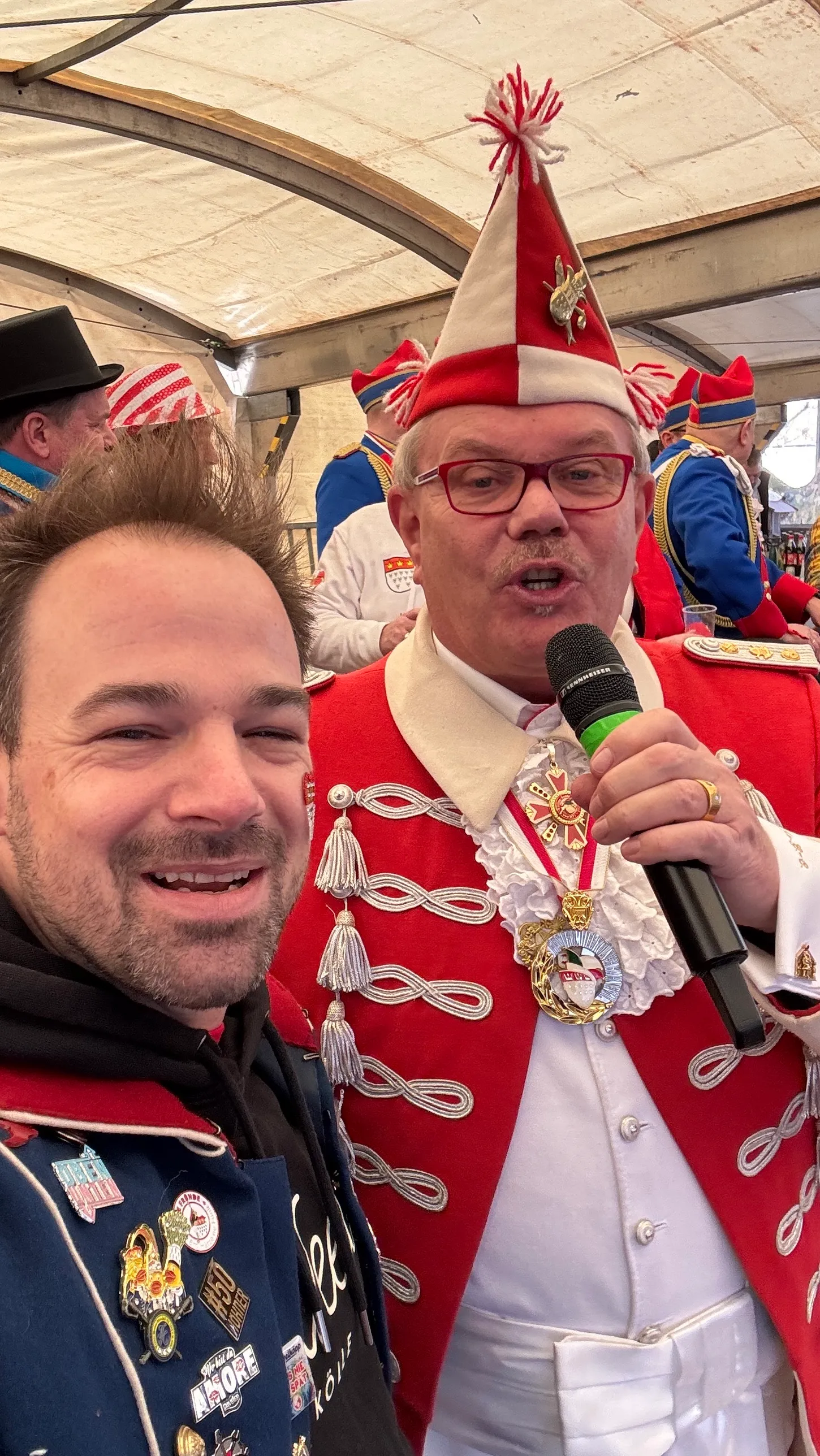 Selfie von René Braun mit Stephan Henseler, Moderator der Rote-Funken-Tribüne am Gürzenich, am Mikrofon unter dem Tribünendach