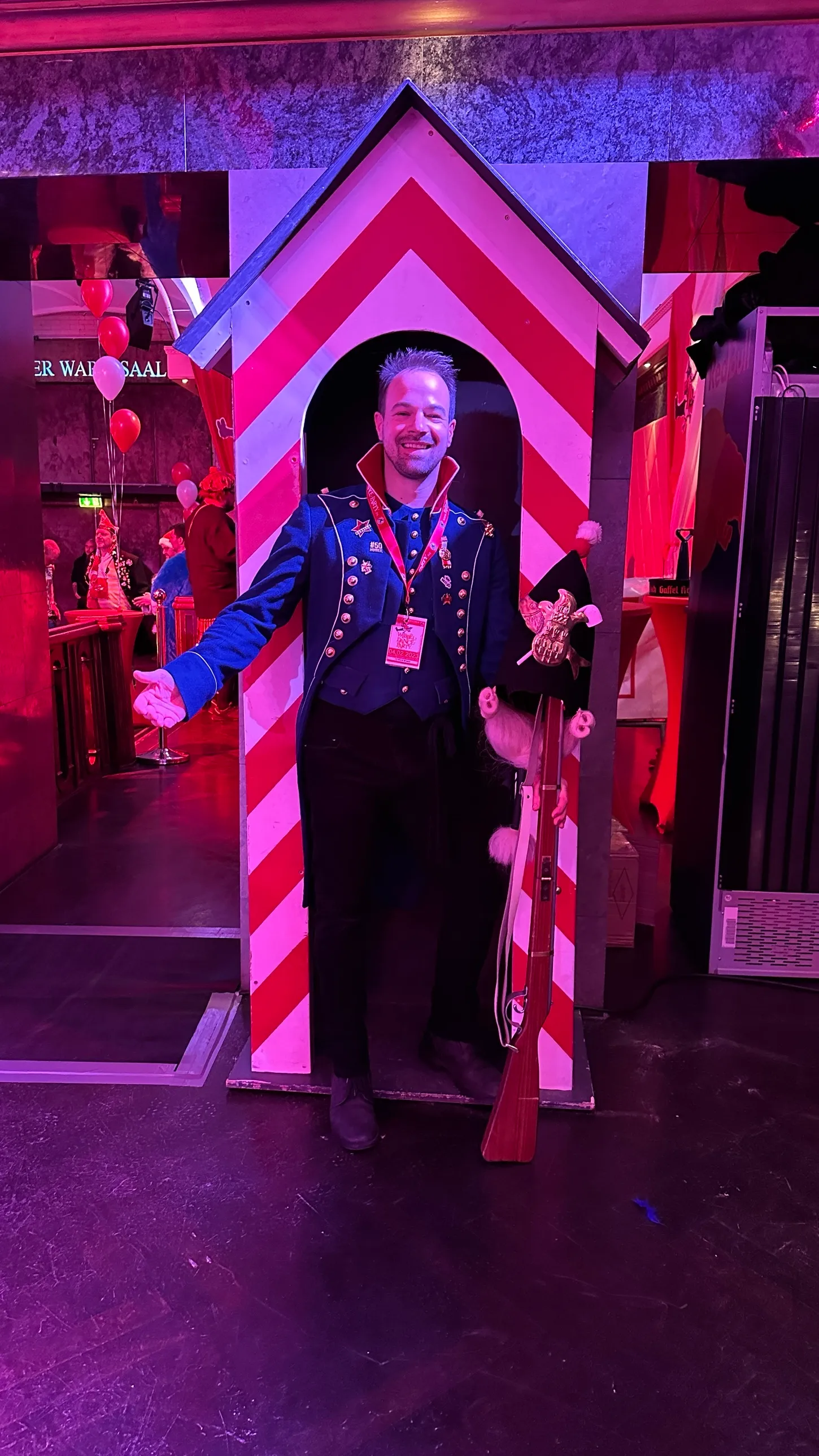 René Braun in blauer Uniformjacke im rot-weißen Schilderhaus am Eingang des Wartesaals